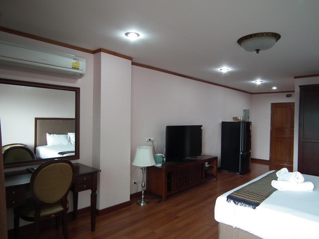 Abricole At Pattaya Hill Appartement Buitenkant foto