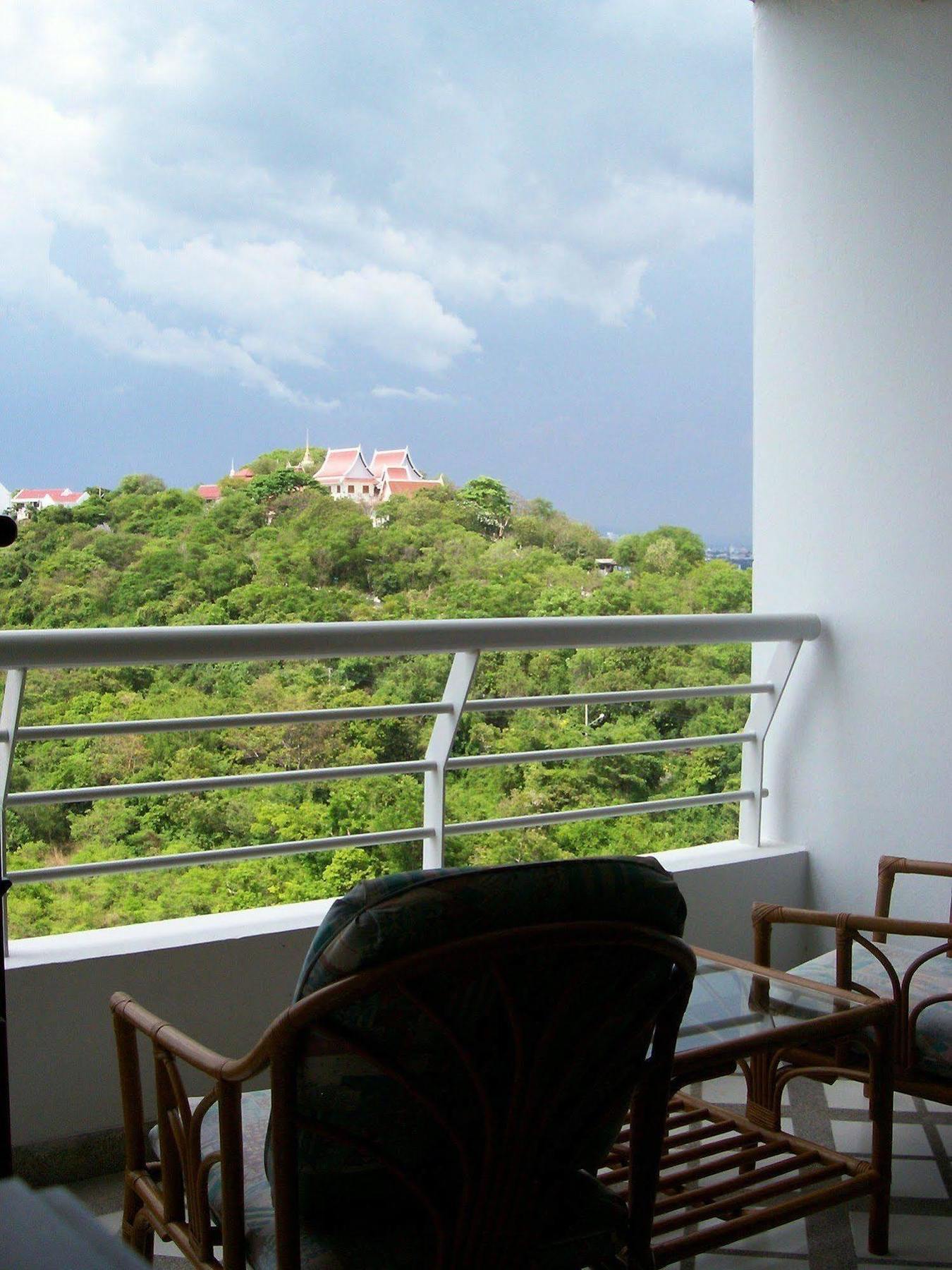 Abricole At Pattaya Hill Appartement Buitenkant foto