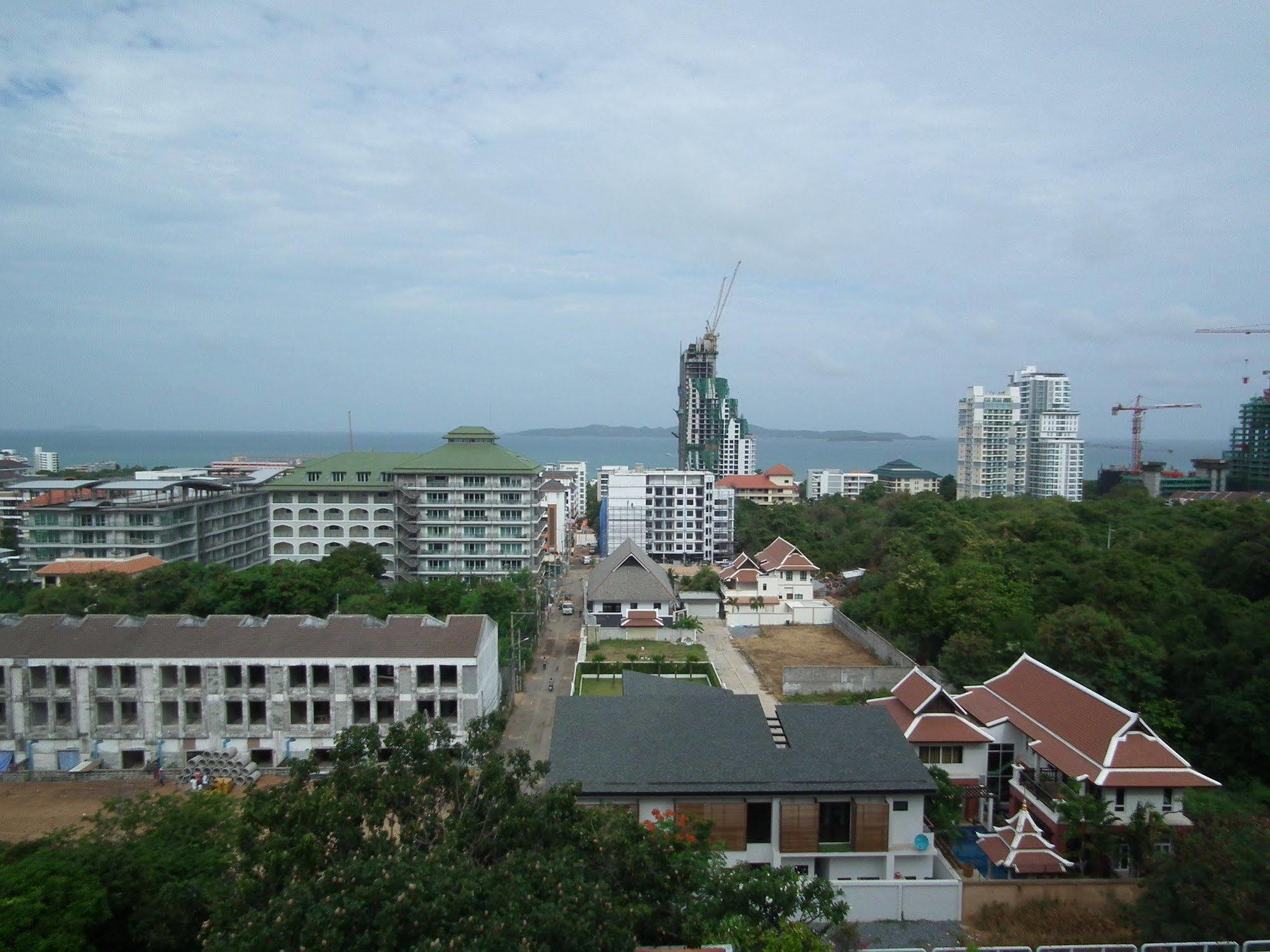 Abricole At Pattaya Hill Appartement Buitenkant foto
