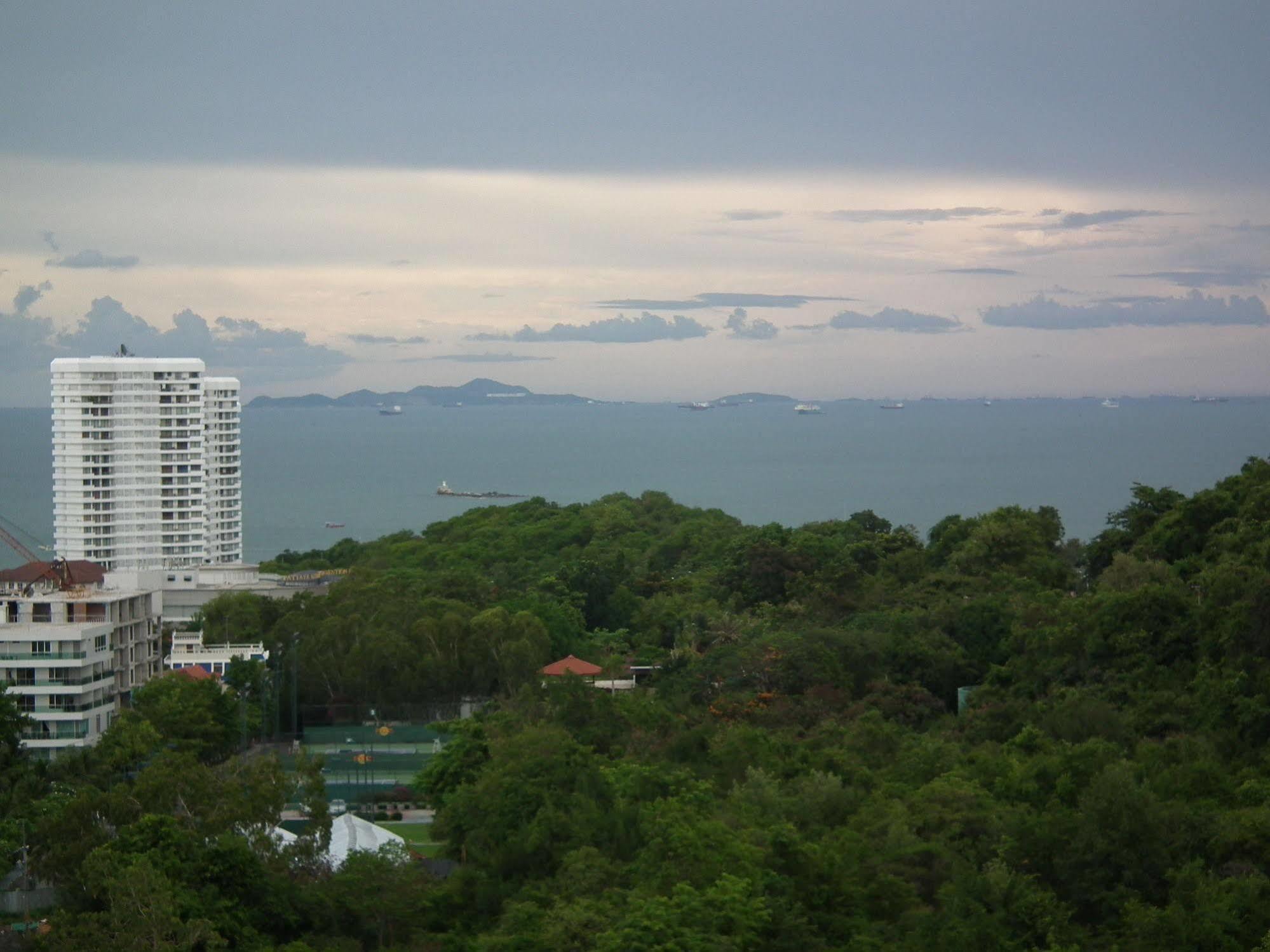 Abricole At Pattaya Hill Appartement Buitenkant foto